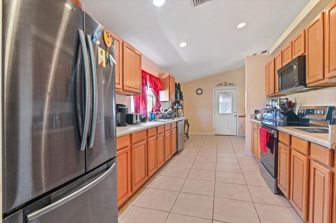 For Sale: $275,000 (3 beds, 2 baths, 1440 Square Feet)