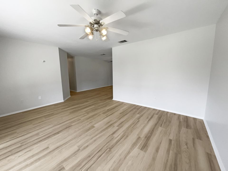For Sale: $325,000 (3 beds, 2 baths, 1395 Square Feet)