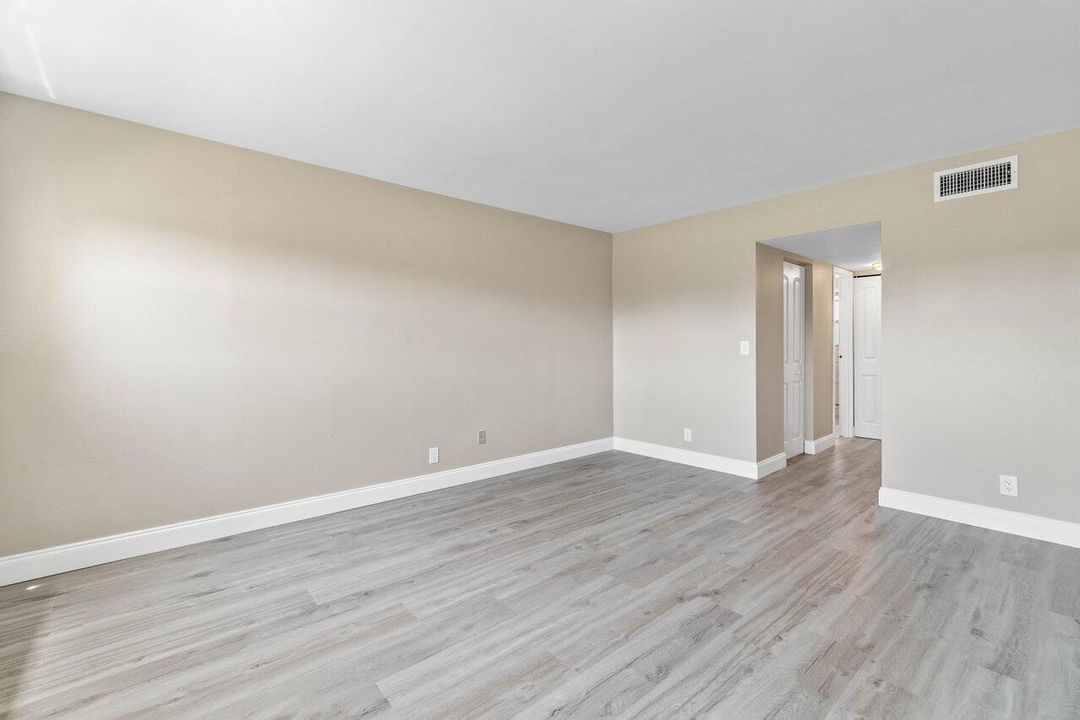 Active With Contract: $1,750 (1 beds, 1 baths, 969 Square Feet)