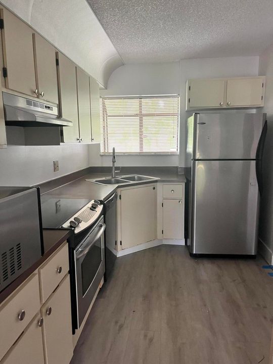 For Rent: $2,000 (2 beds, 1 baths, 916 Square Feet)
