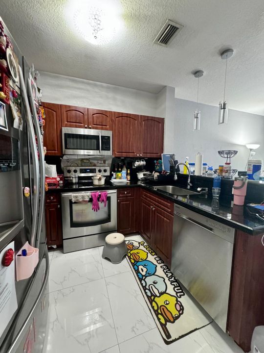 Active With Contract: $3,250 (3 beds, 3 baths, 1334 Square Feet)