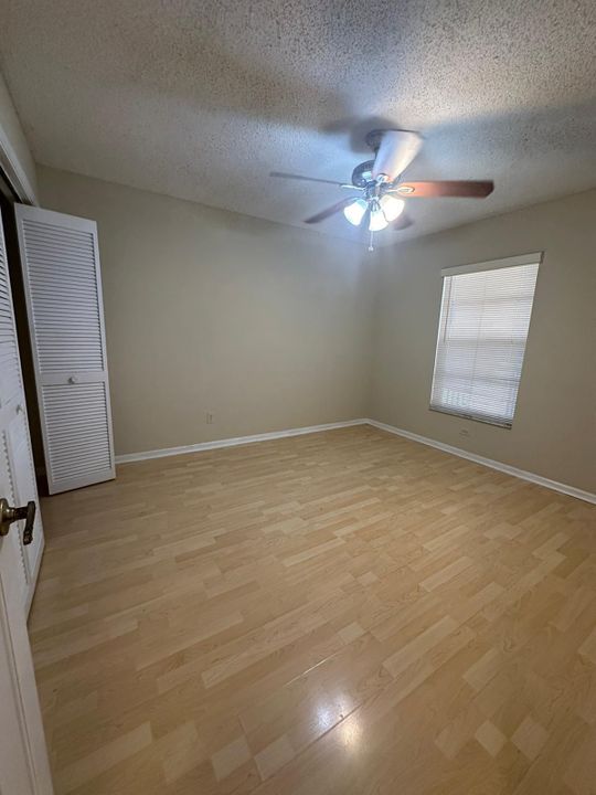 Active With Contract: $1,900 (2 beds, 2 baths, 957 Square Feet)