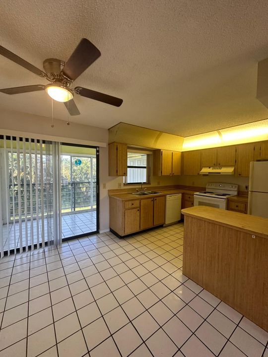 Active With Contract: $1,900 (2 beds, 2 baths, 957 Square Feet)