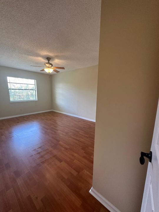 Active With Contract: $1,900 (2 beds, 2 baths, 957 Square Feet)