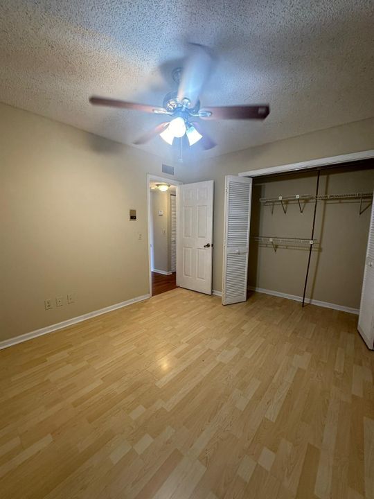 Active With Contract: $1,900 (2 beds, 2 baths, 957 Square Feet)