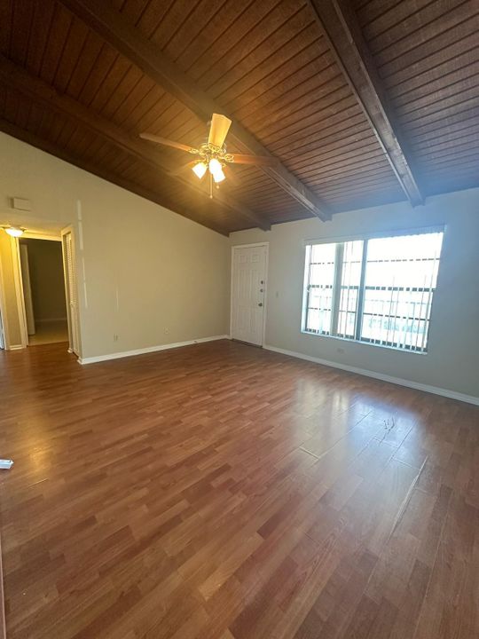 Active With Contract: $1,900 (2 beds, 2 baths, 957 Square Feet)