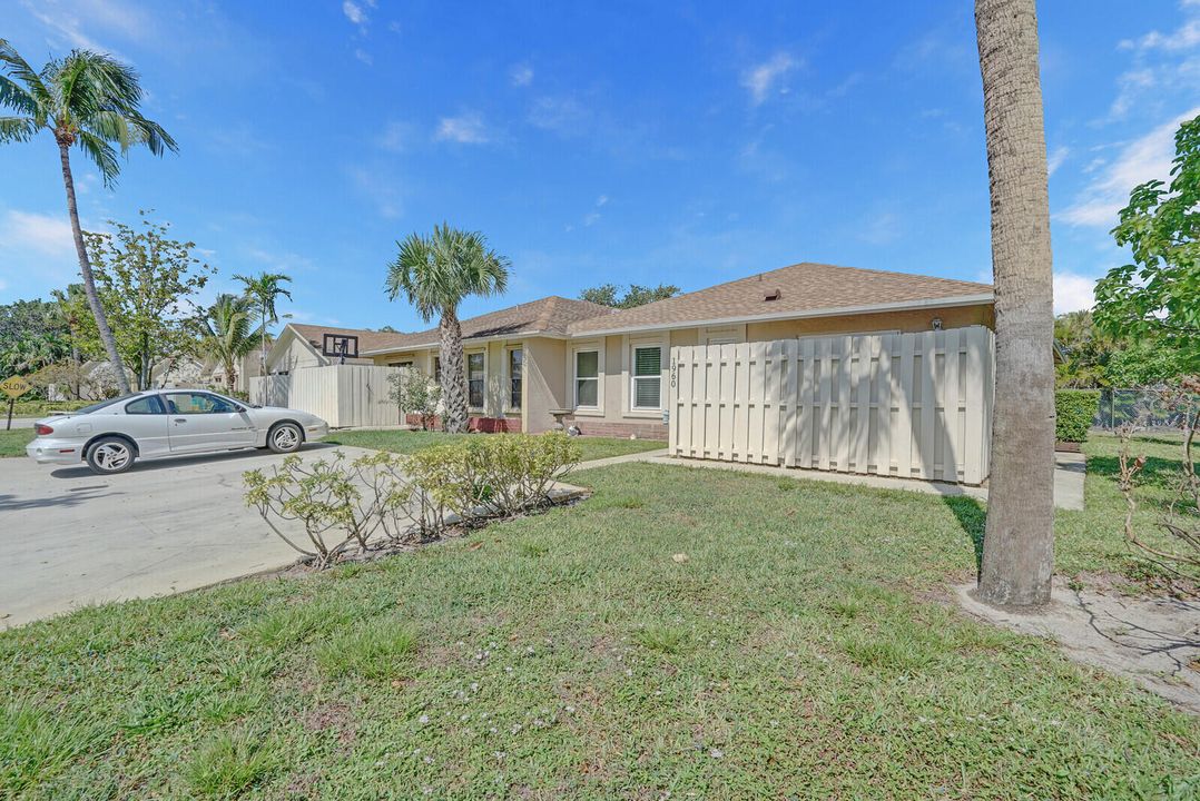 For Sale: $320,000 (2 beds, 2 baths, 1320 Square Feet)