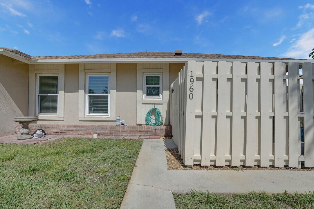 For Sale: $320,000 (2 beds, 2 baths, 1320 Square Feet)