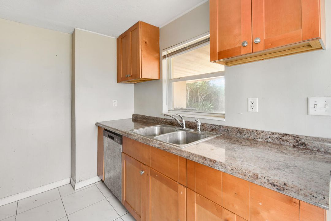 For Sale: $399,900 (3 beds, 1 baths, 885 Square Feet)