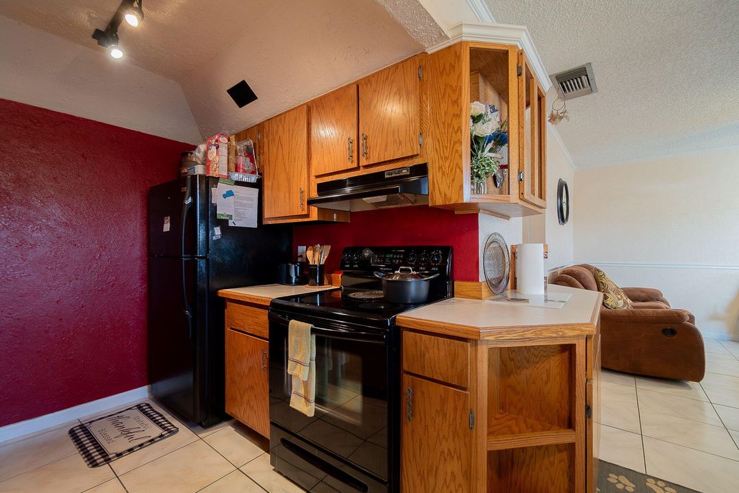 Active With Contract: $165,000 (2 beds, 1 baths, 746 Square Feet)
