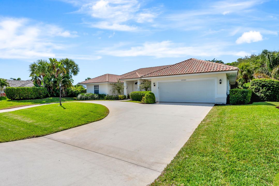 For Sale: $1,600,000 (4 beds, 2 baths, 2886 Square Feet)