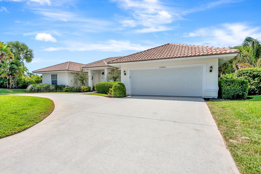 For Sale: $1,600,000 (4 beds, 2 baths, 2886 Square Feet)