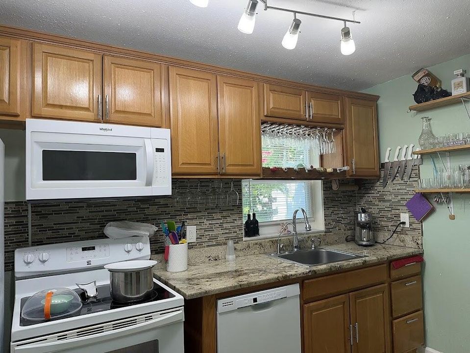 For Sale: $335,000 (2 beds, 1 baths, 1010 Square Feet)