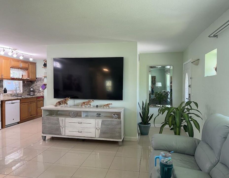 For Sale: $335,000 (2 beds, 1 baths, 1010 Square Feet)