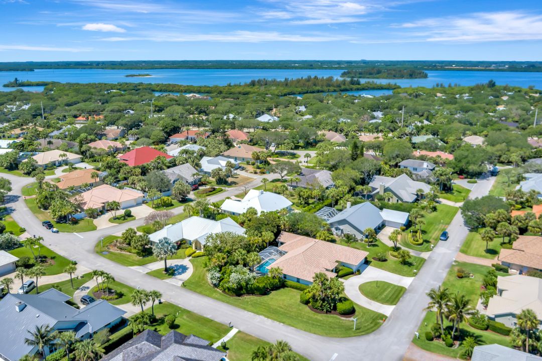 For Sale: $1,600,000 (4 beds, 2 baths, 2886 Square Feet)