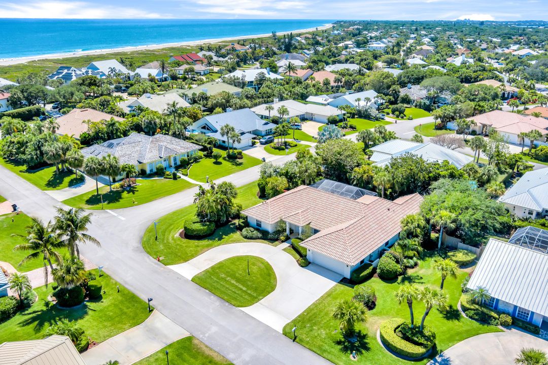 For Sale: $1,600,000 (4 beds, 2 baths, 2886 Square Feet)