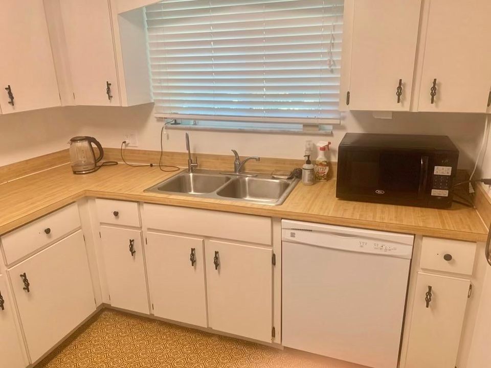For Rent: $2,300 (2 beds, 2 baths, 1197 Square Feet)
