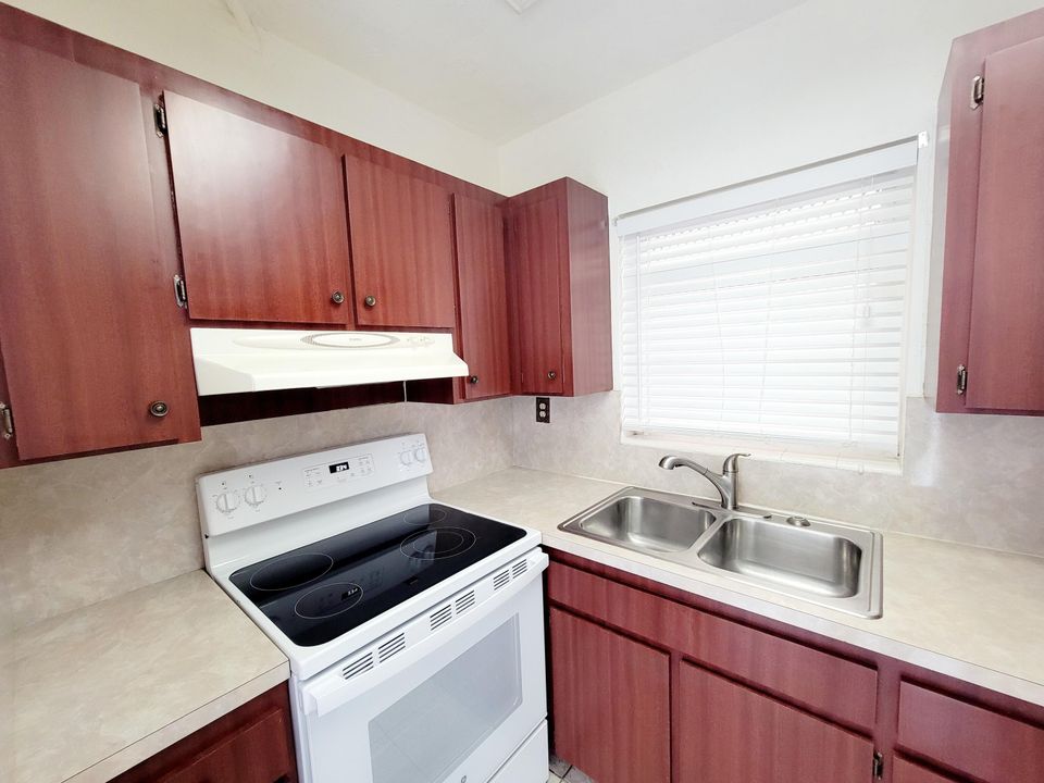 For Rent: $1,725 (1 beds, 1 baths, 725 Square Feet)