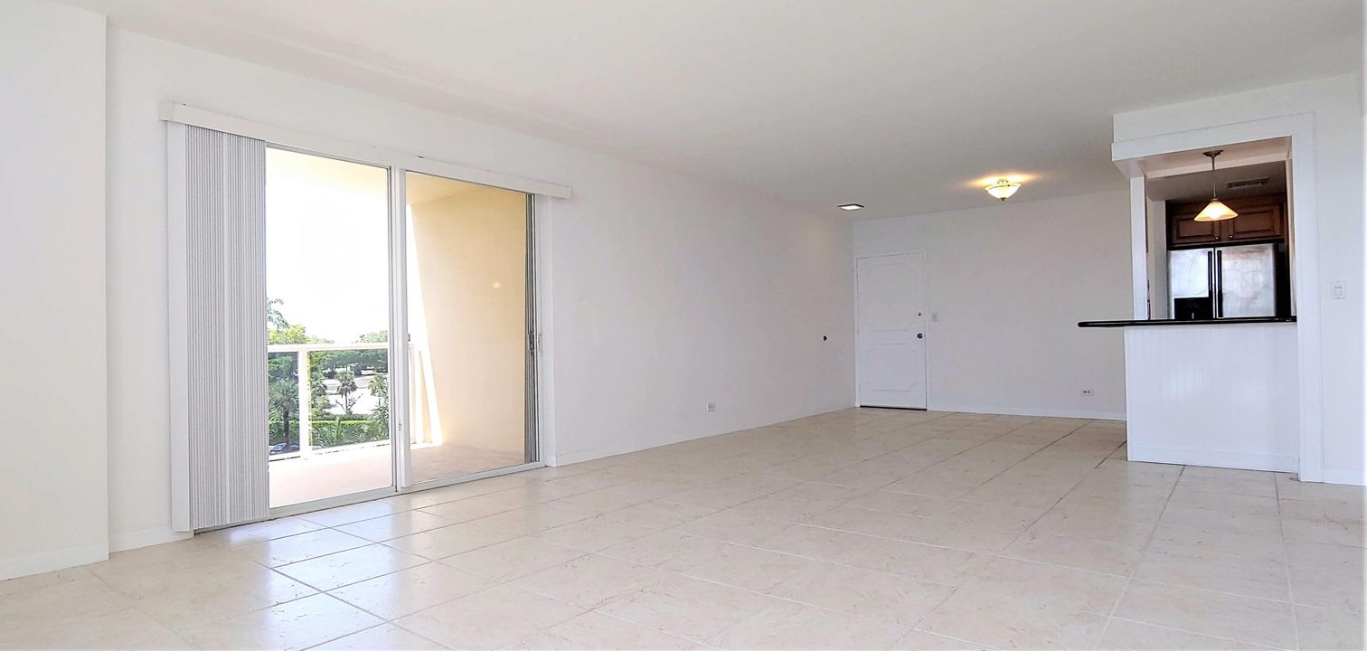 Active With Contract: $1,750 (1 beds, 1 baths, 885 Square Feet)