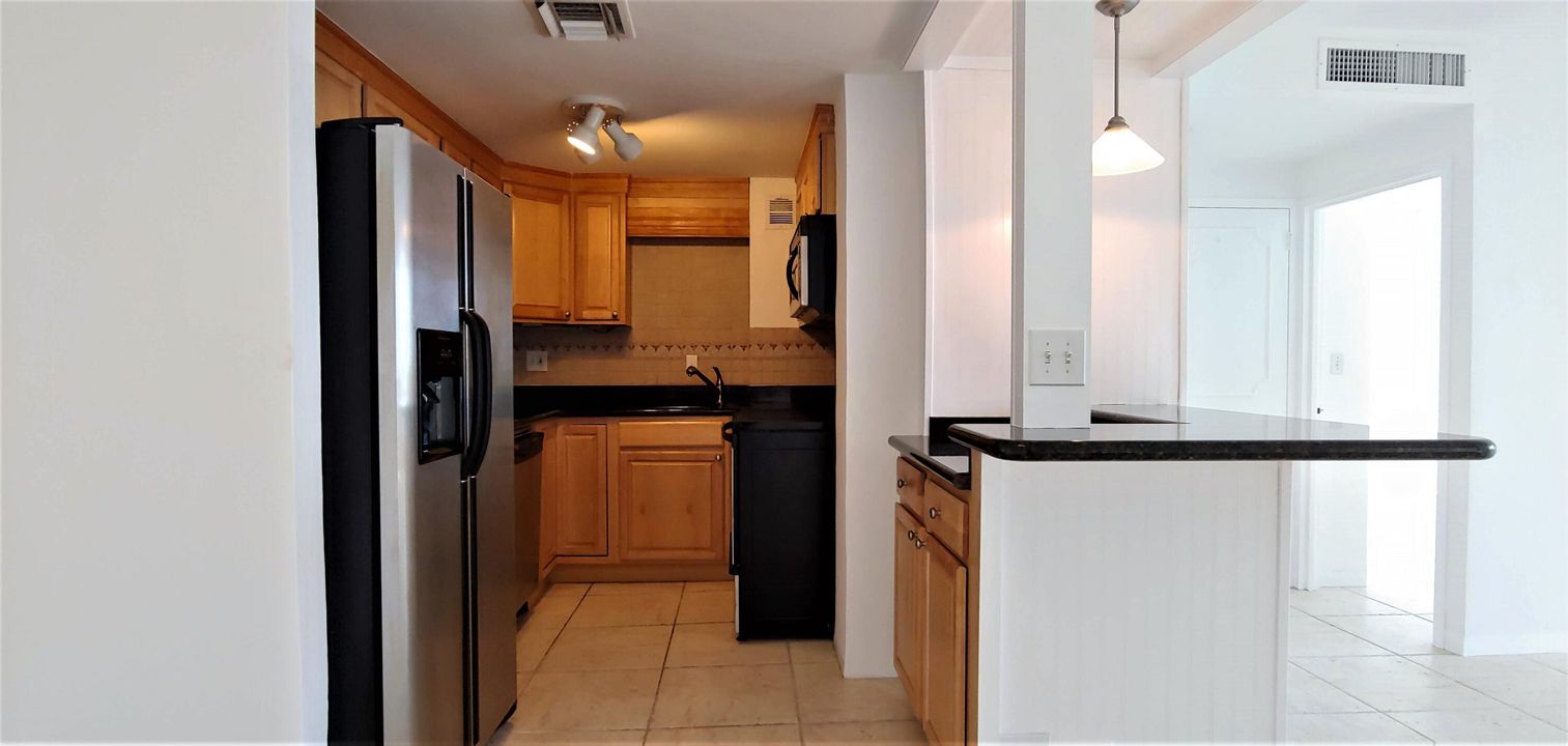 Active With Contract: $1,750 (1 beds, 1 baths, 885 Square Feet)