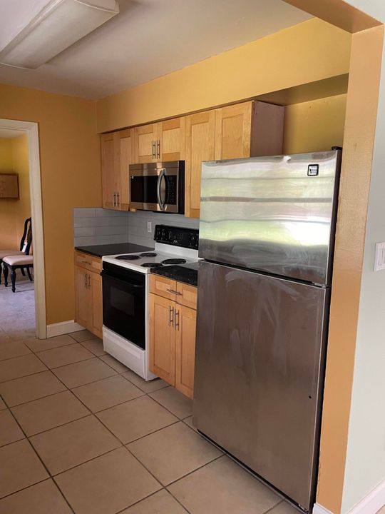 Active With Contract: $2,100 (3 beds, 2 baths, 1424 Square Feet)