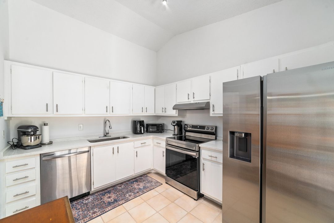 Active With Contract: $339,900 (2 beds, 2 baths, 1092 Square Feet)