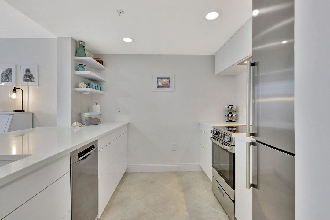 For Sale: $339,000 (1 beds, 1 baths, 662 Square Feet)