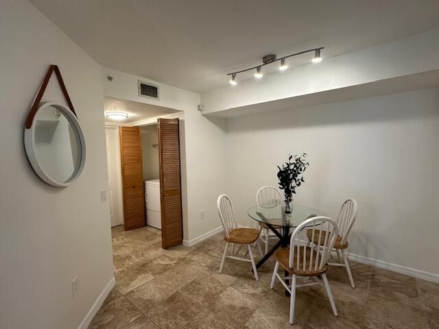 For Rent: $2,800 (2 beds, 2 baths, 1008 Square Feet)