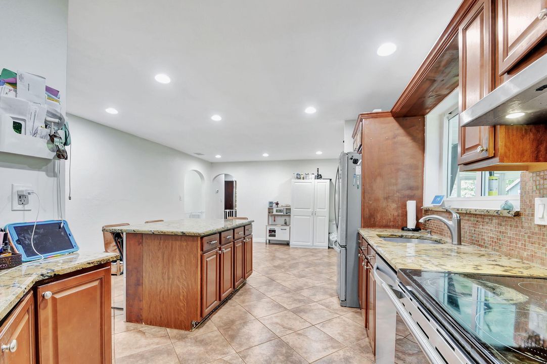 For Sale: $650,000 (2 beds, 1 baths, 1308 Square Feet)