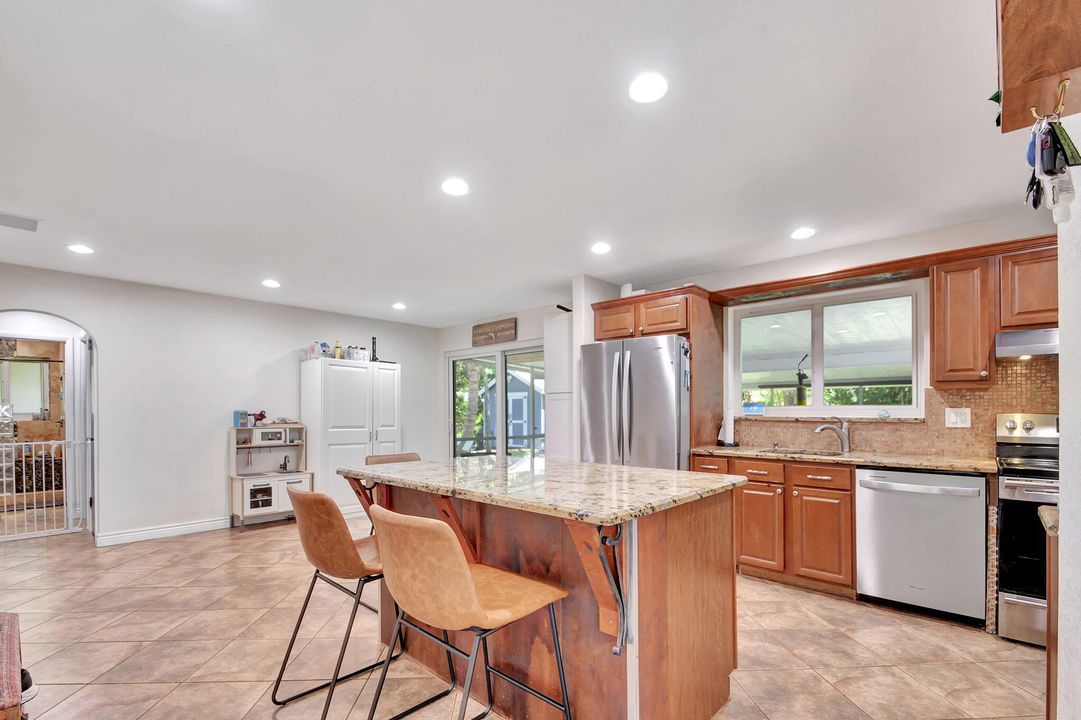 For Sale: $650,000 (2 beds, 1 baths, 1308 Square Feet)