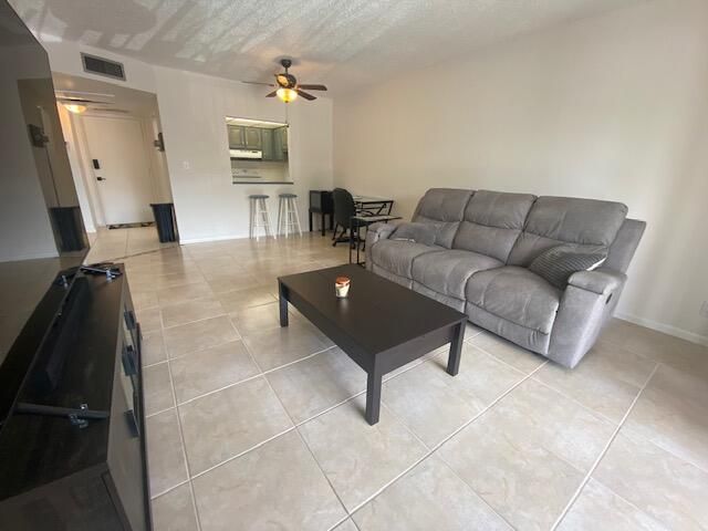For Rent: $1,750 (1 beds, 1 baths, 670 Square Feet)