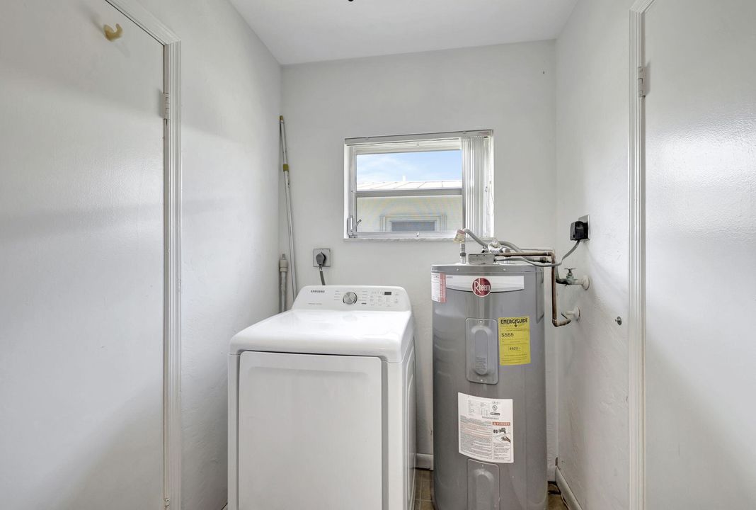 Active With Contract: $345,000 (2 beds, 2 baths, 1498 Square Feet)