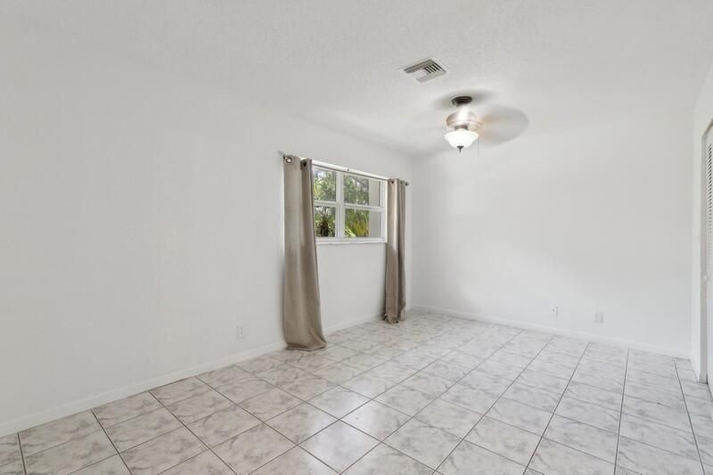 For Sale: $379,000 (2 beds, 2 baths, 1227 Square Feet)