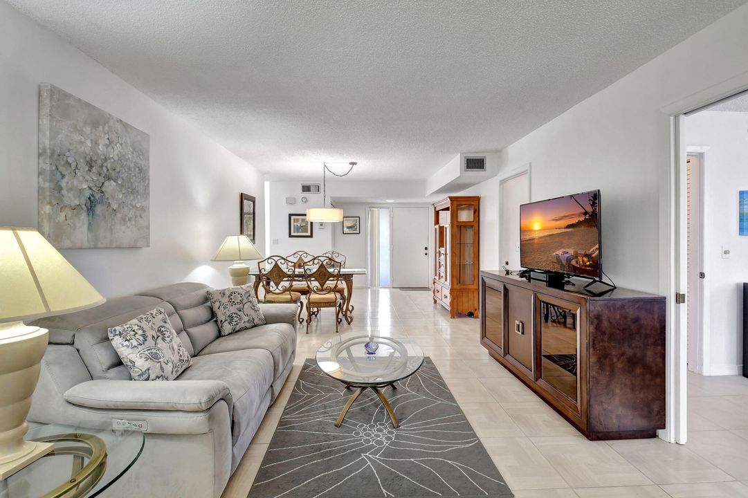 For Sale: $264,000 (2 beds, 2 baths, 1196 Square Feet)