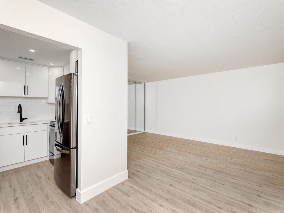 For Sale: $245,000 (2 beds, 1 baths, 798 Square Feet)