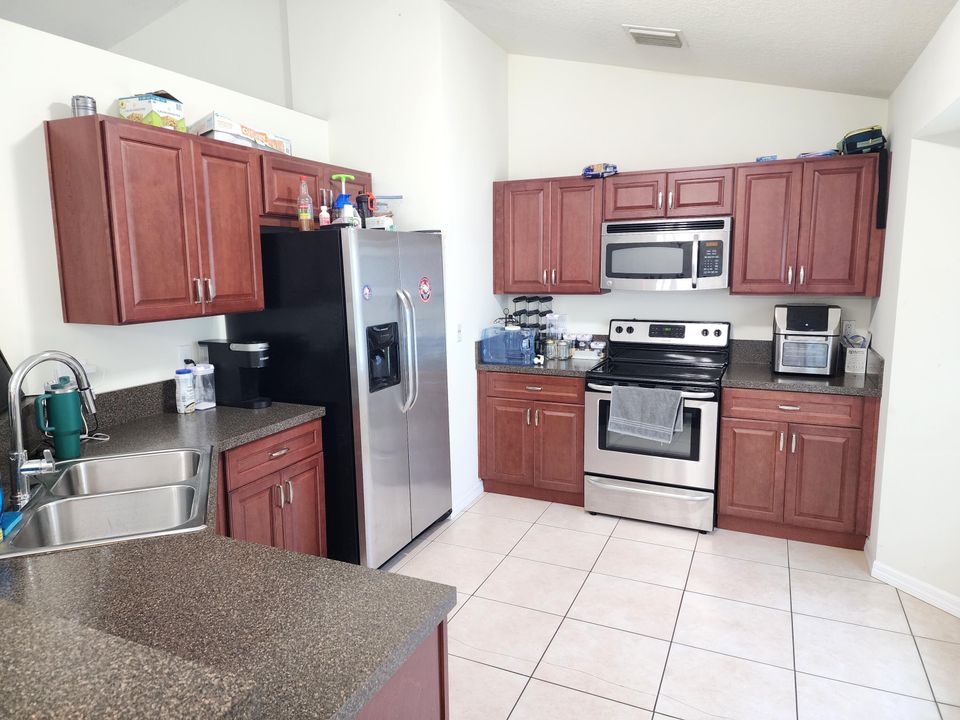 Active With Contract: $2,300 (3 beds, 2 baths, 1232 Square Feet)