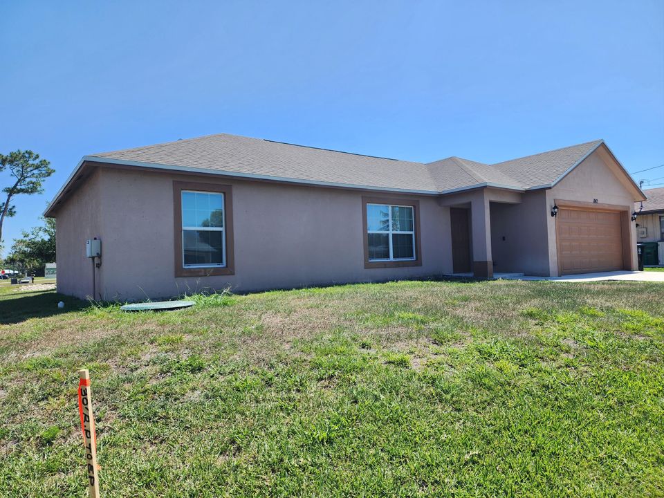 Active With Contract: $2,300 (3 beds, 2 baths, 1232 Square Feet)