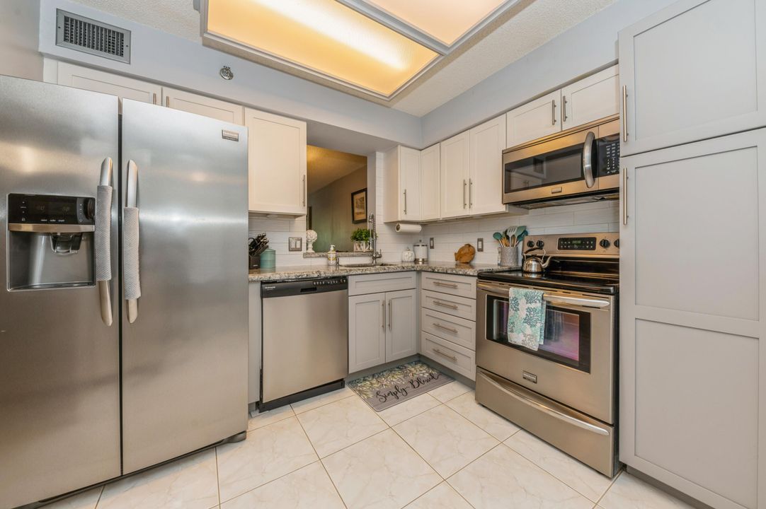 For Sale: $229,900 (2 beds, 2 baths, 1060 Square Feet)