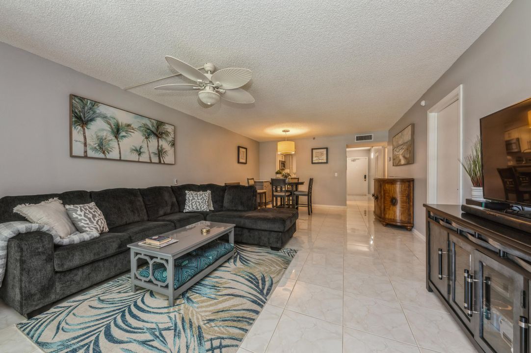 For Sale: $229,900 (2 beds, 2 baths, 1060 Square Feet)