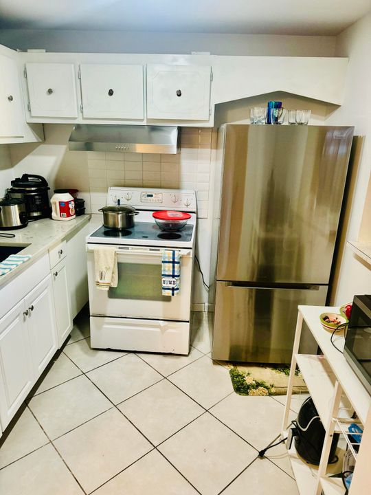 For Sale: $120,000 (1 beds, 1 baths, 642 Square Feet)