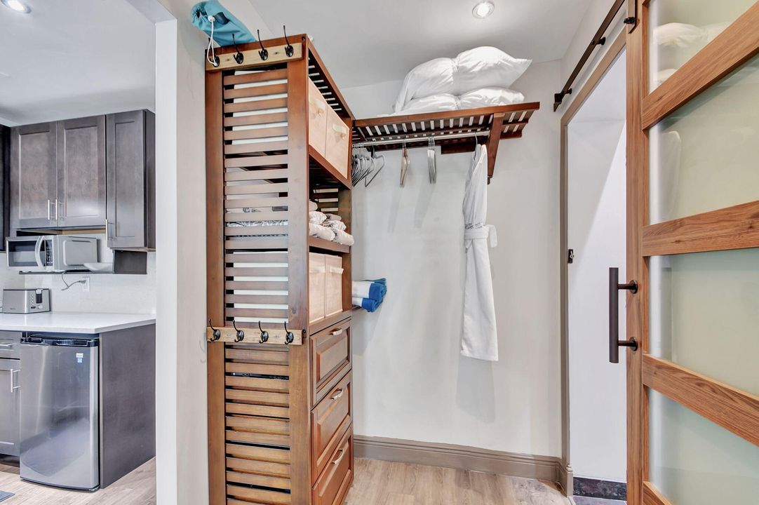 For Sale: $648,000 (1 beds, 1 baths, 389 Square Feet)