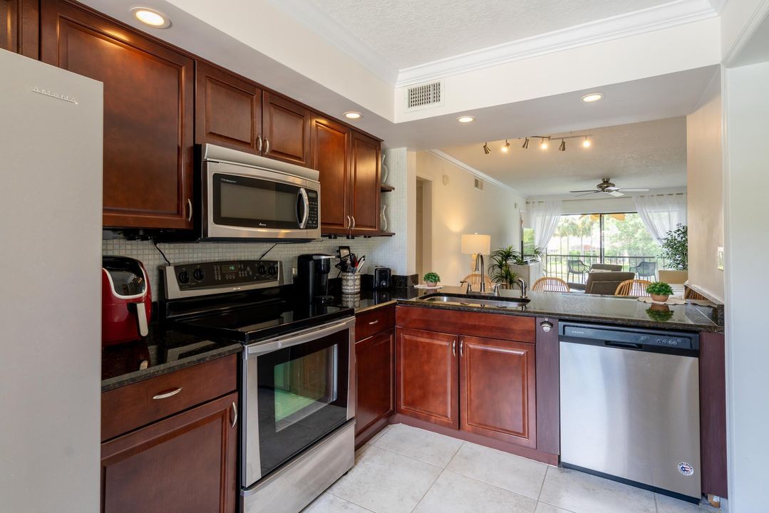 For Sale: $295,000 (2 beds, 2 baths, 1000 Square Feet)