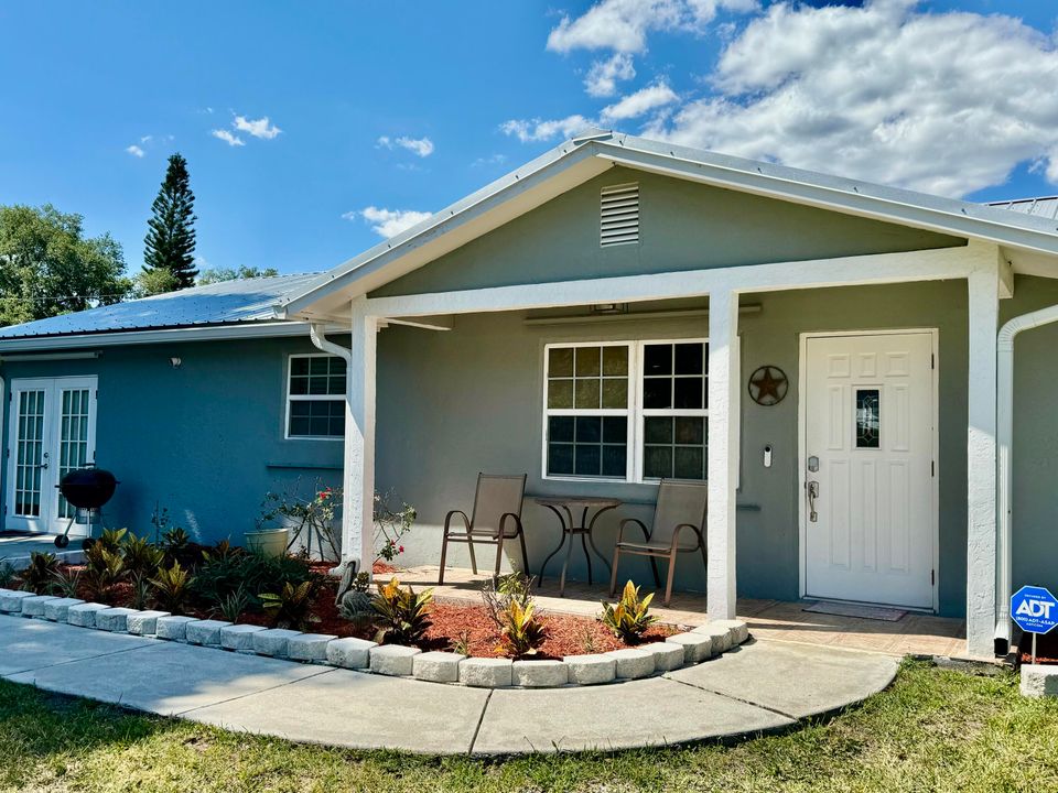 Active With Contract: $287,000 (3 beds, 2 baths, 1272 Square Feet)