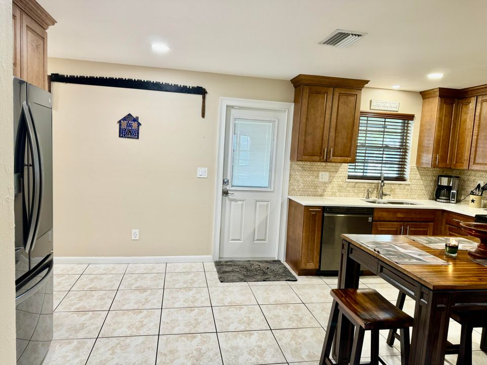 Active With Contract: $287,000 (3 beds, 2 baths, 1272 Square Feet)