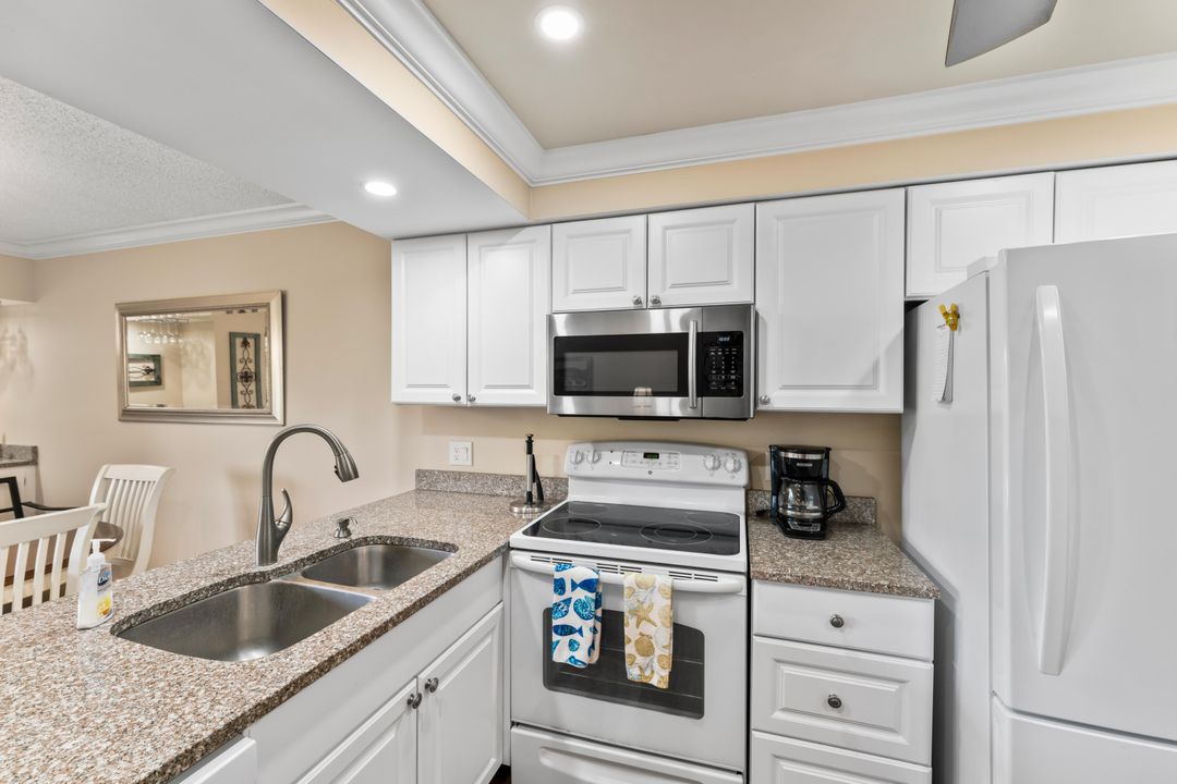 Active With Contract: $382,500 (1 beds, 1 baths, 860 Square Feet)