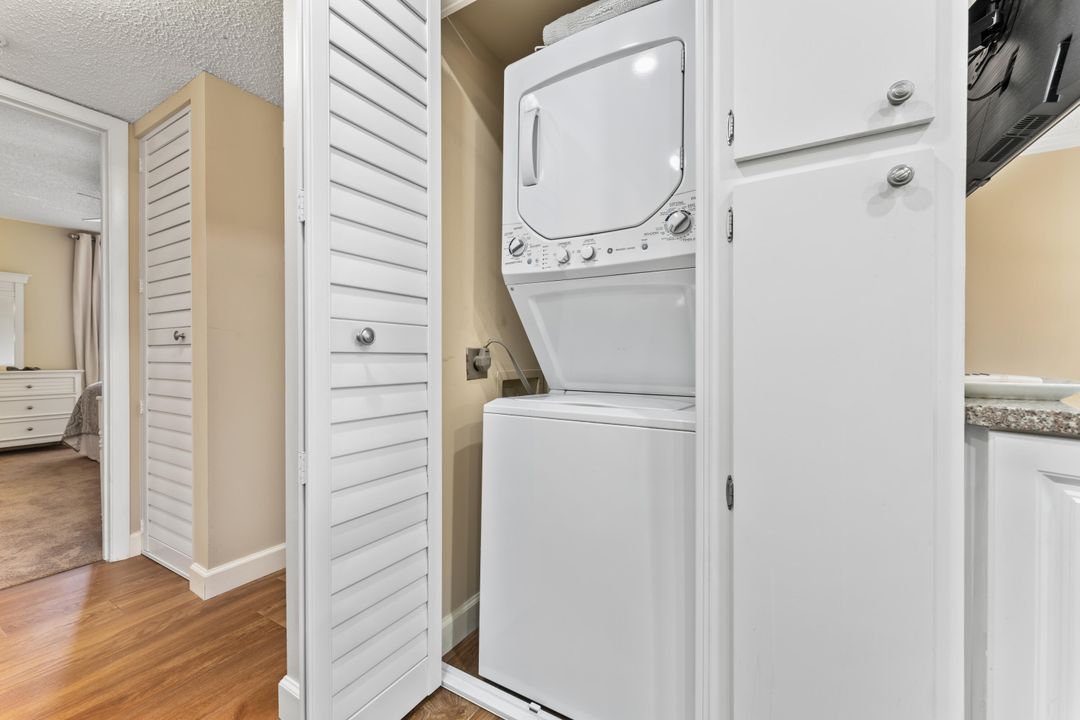 For Sale: $399,900 (1 beds, 1 baths, 860 Square Feet)