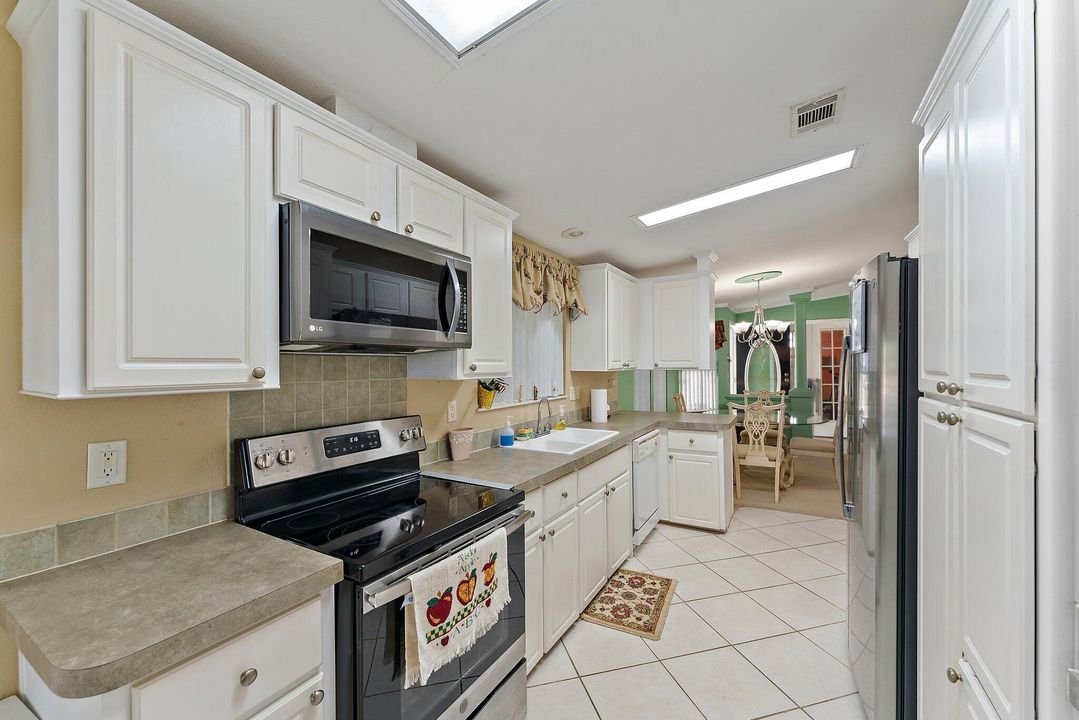 Active With Contract: $157,900 (2 beds, 2 baths, 1527 Square Feet)