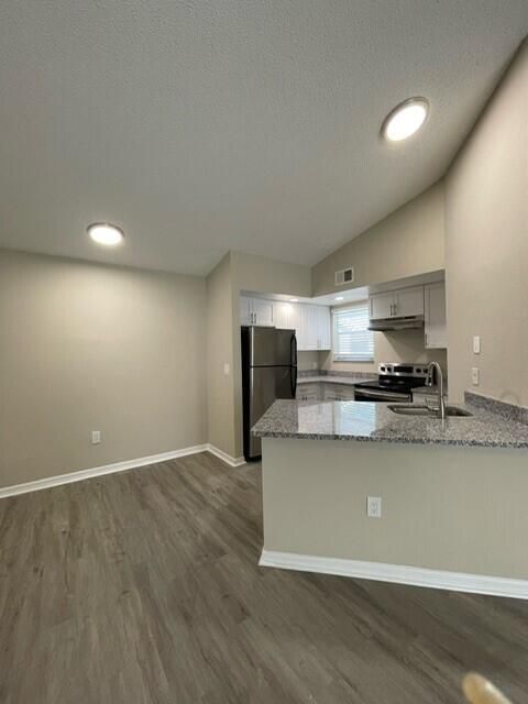 Active With Contract: $2,200 (2 beds, 2 baths, 1100 Square Feet)