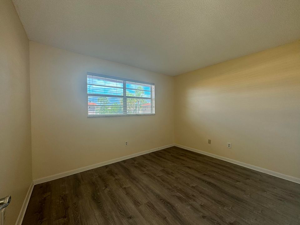 For Sale: $105,000 (2 beds, 1 baths, 819 Square Feet)