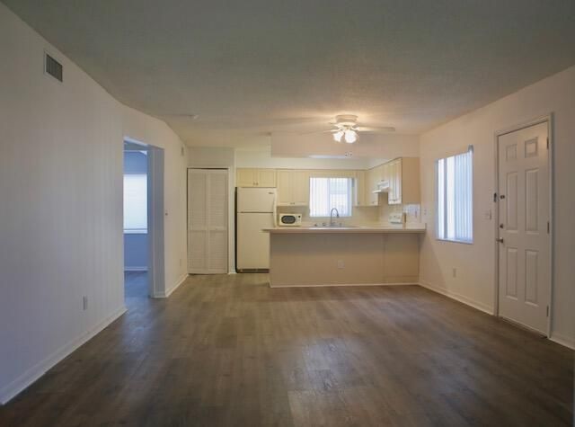 Active With Contract: $179,000 (2 beds, 2 baths, 948 Square Feet)
